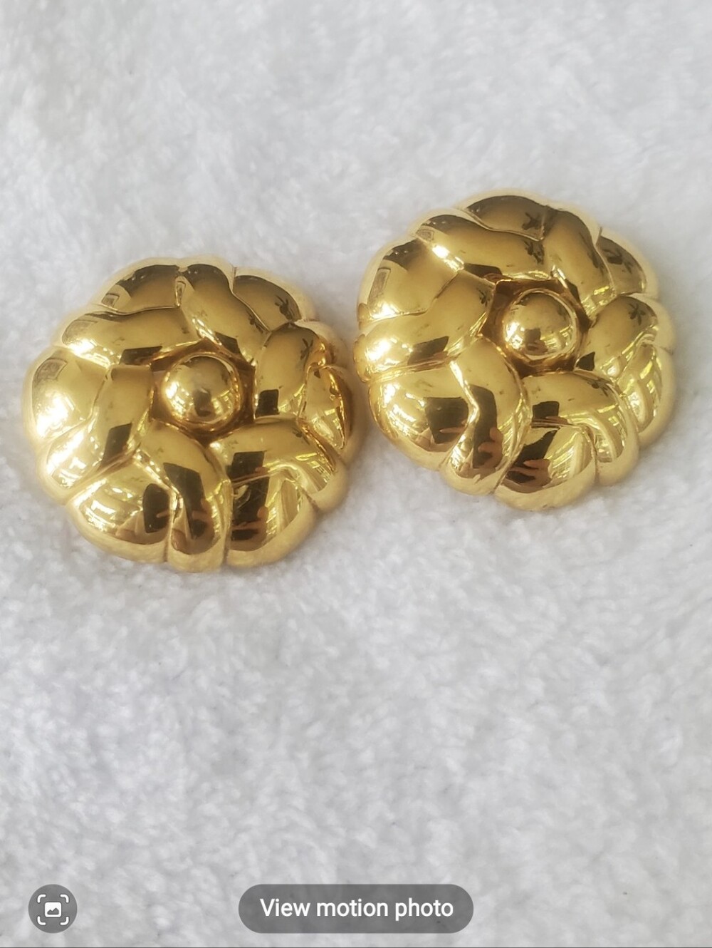 Liz Claiborne gold tone flower clip on earrings
